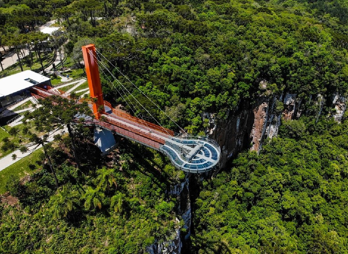 Skyglass Canela oferece serviço de carregamento de carros elétricos