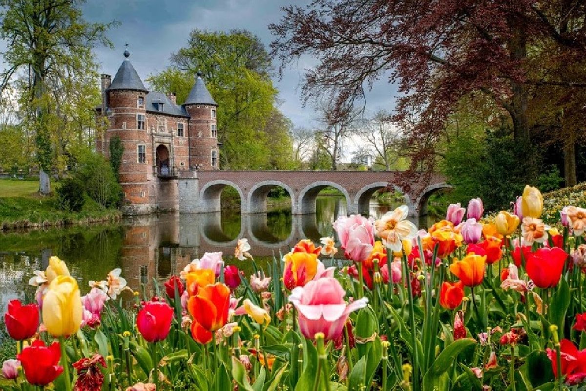 Veneza, Bruxelas e Amsterdam são opções de destinos para viajar durante primavera europeia