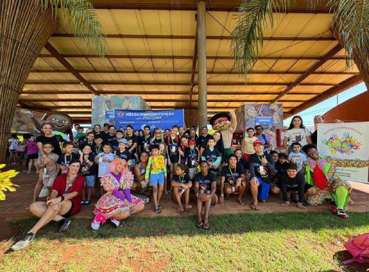 Hot Beach Olímpia recebe mais de 100 crianças com autismo para um dia de muita diversão e inclusão