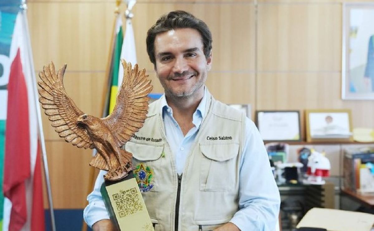 Ministro Celso Sabino recebe símbolo da Cúpula da ONU Turismo e Brasil inicia preparativos para evento sediar em 2026