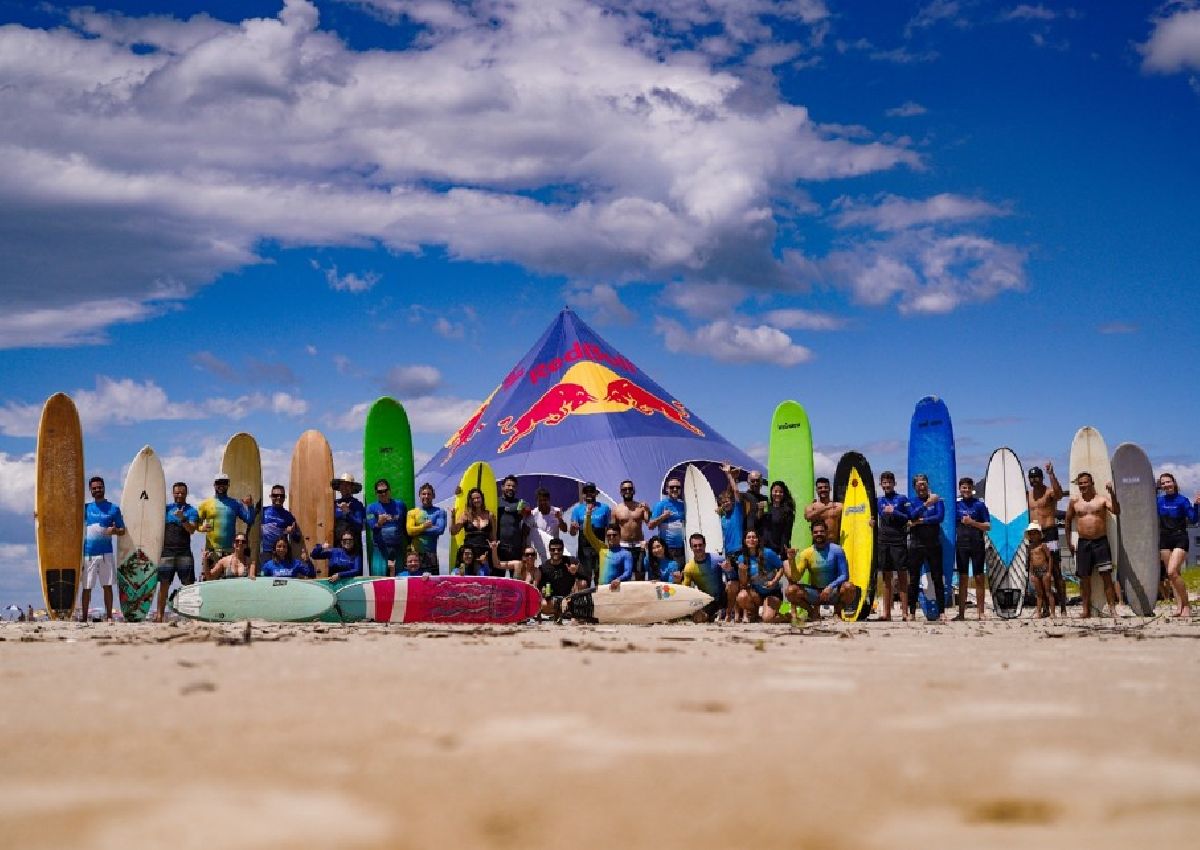 Surf Center leva grupo exclusivo para surfar a onda mais longa do mundo