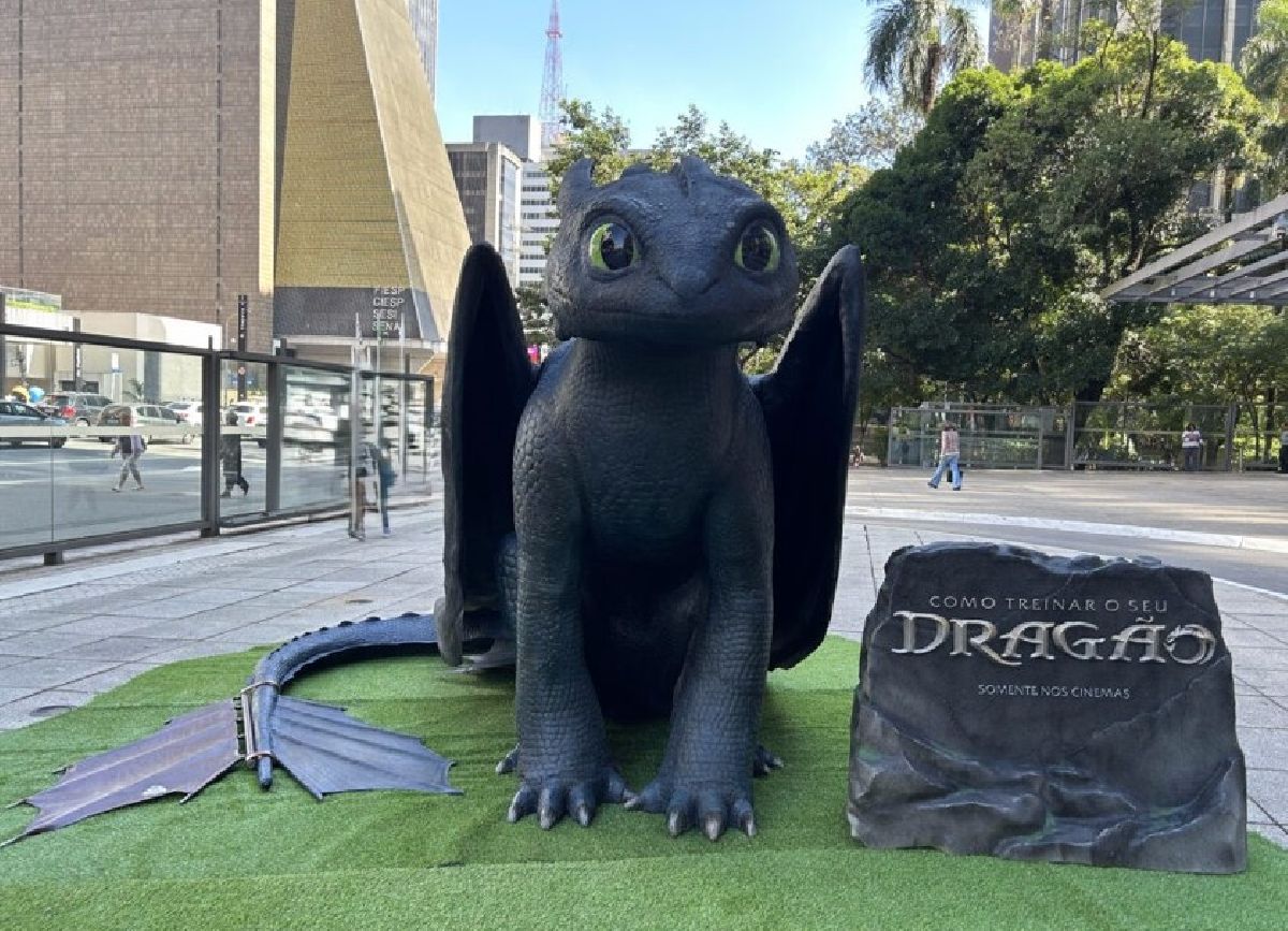 Roda Rico recebe estátua do filme Como Treinar o seu Dragão