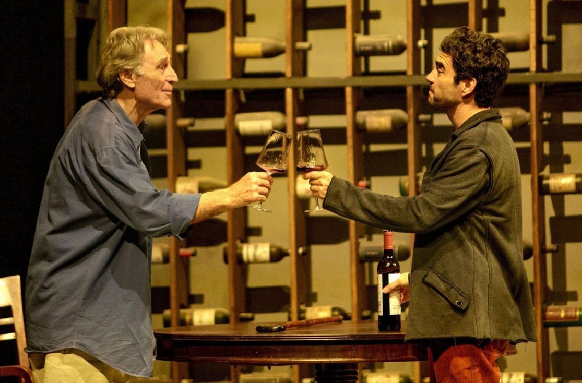 Herson Capri e Caio Blat voltam em cartaz com o sucesso Memórias do Vinho, no Teatro Renaissance, a partir de 05 de julho