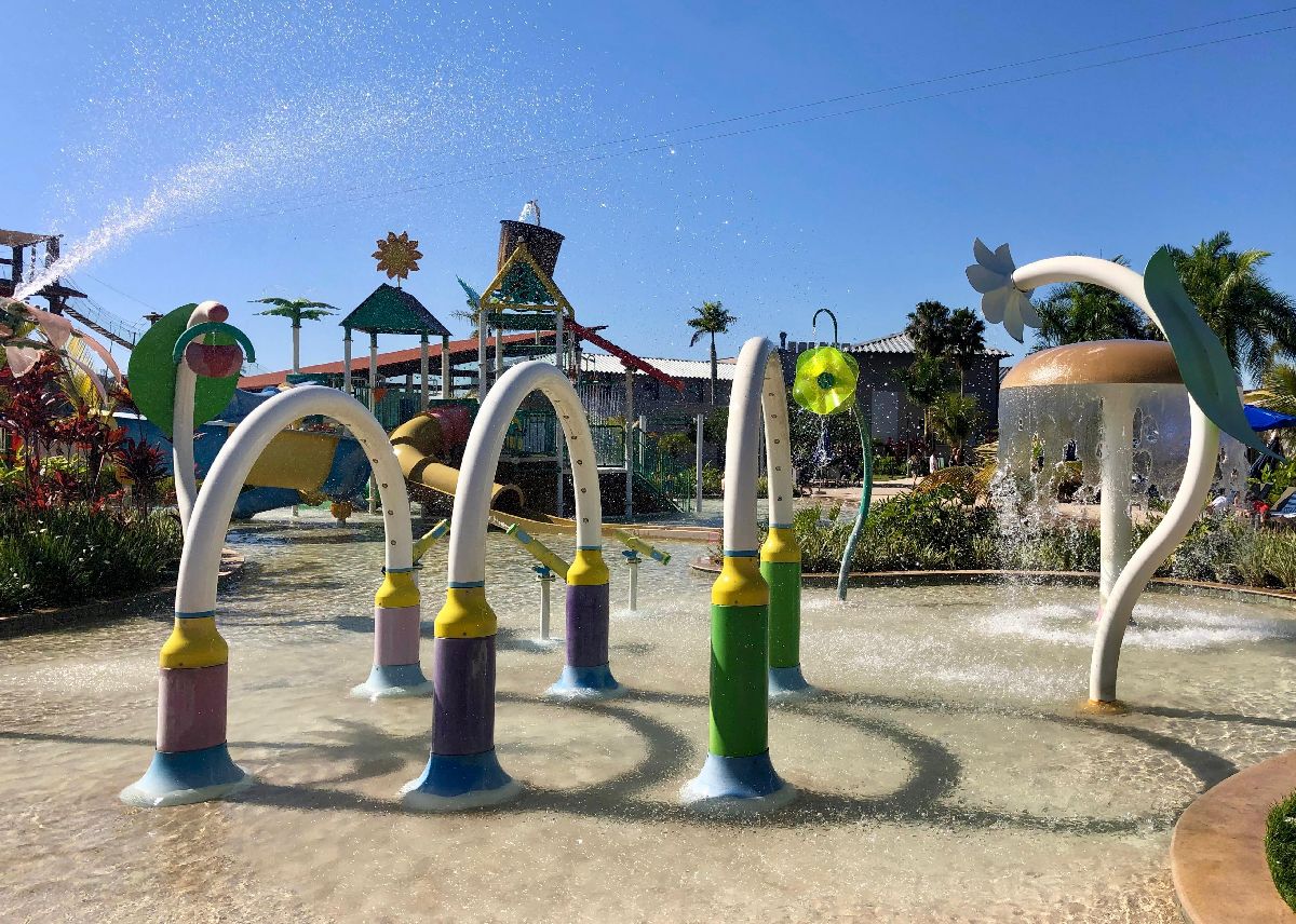 Tirolesa, patinação no gelo e programação temática movimentam temporada no Cyan Resort by Atlântica