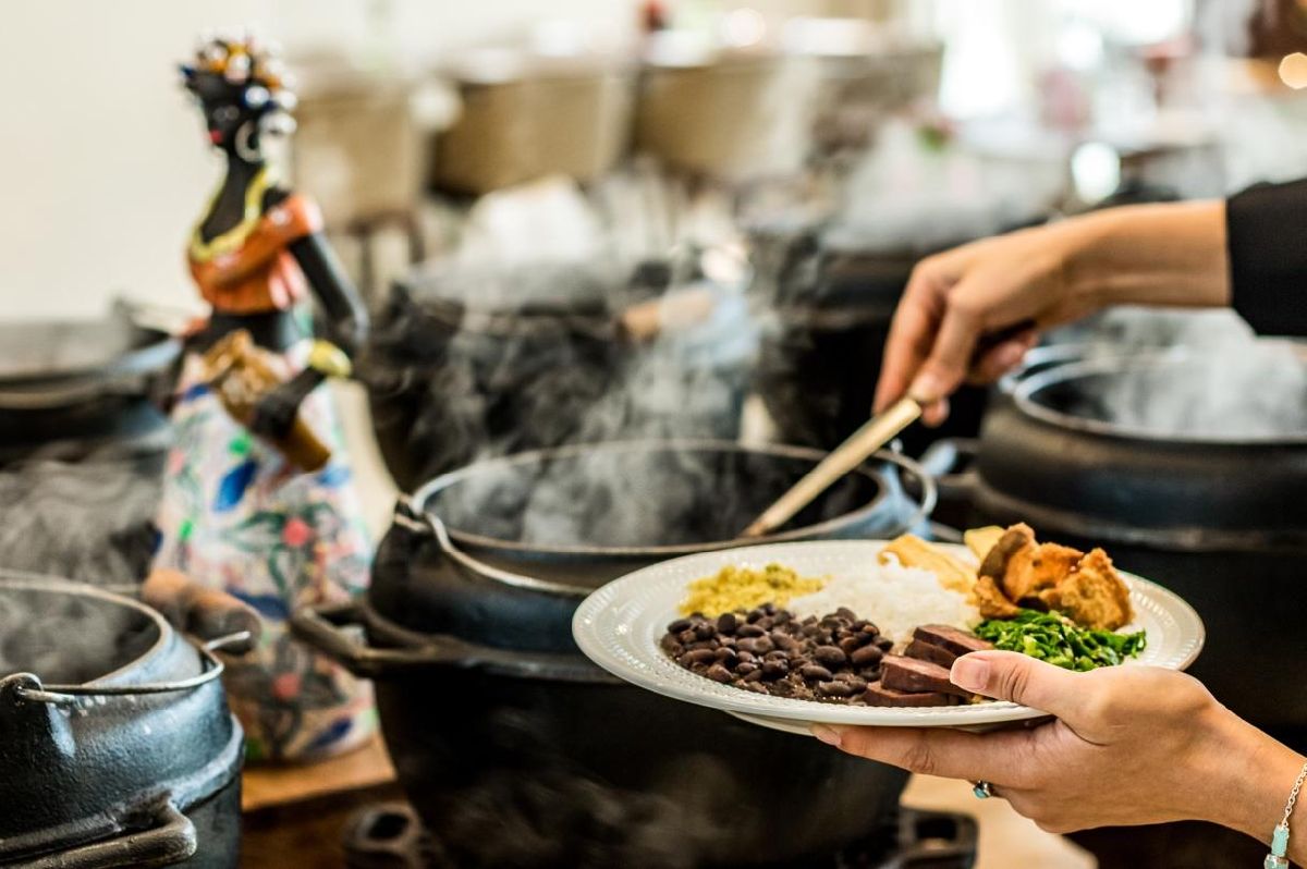 Feijoada com Samba de Raiz: YVÁ Gastronomia inaugura nova fase da feijoada tradicional em julho