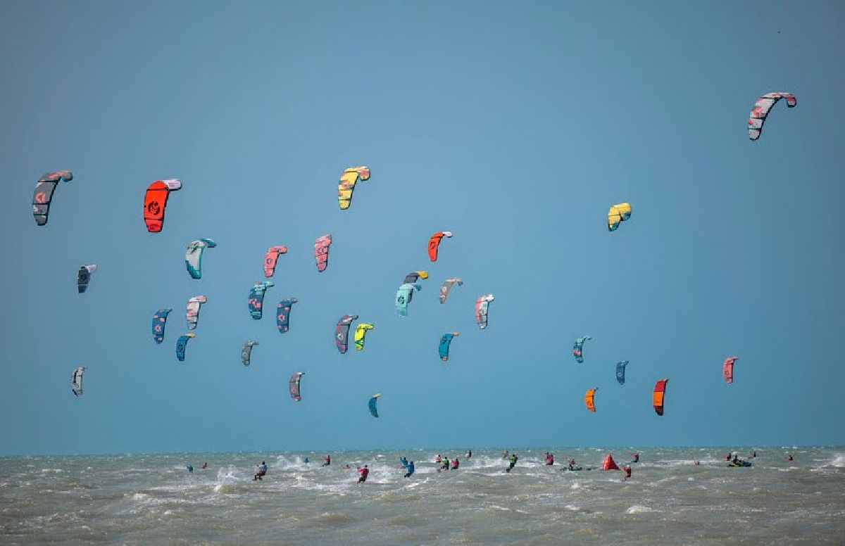  Temporada dos ventos impulsiona esportes de vela no Ceará