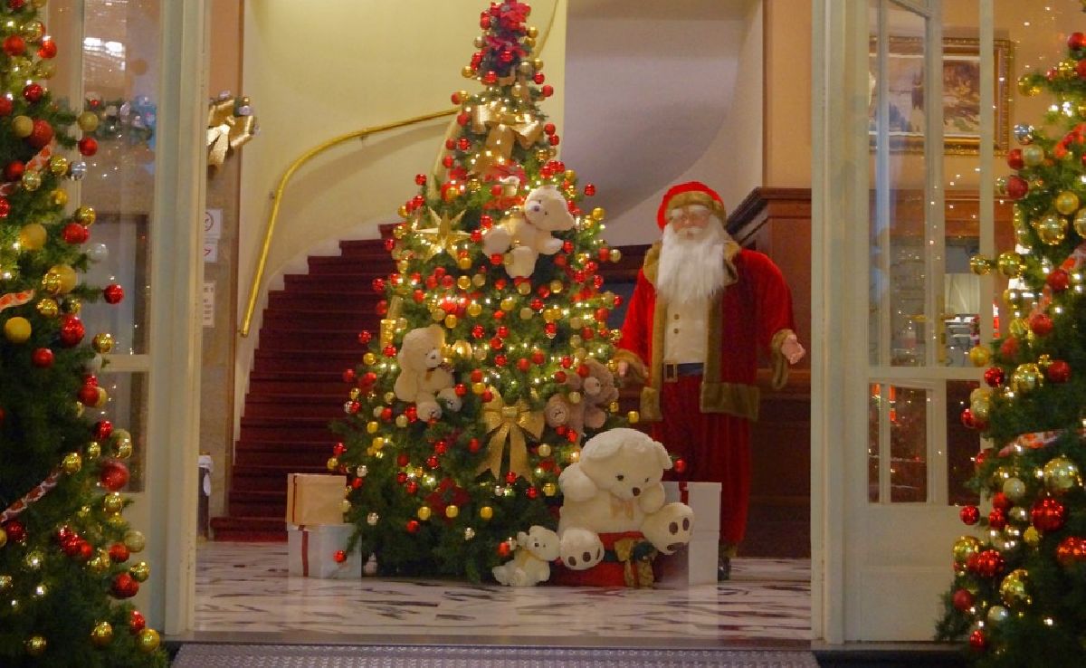 Magia do Natal toma conta do Hotel Monte Real com decoração encantadora, ceia e atrações para toda a família