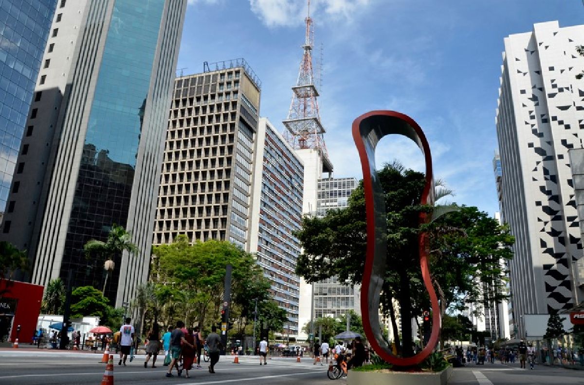 São Paulo, a maior cidade da América Latina e uma das maiores do mundo, é um verdadeiro mosaico de história, cultura, arte e modernidade que pulsa a cada esquina