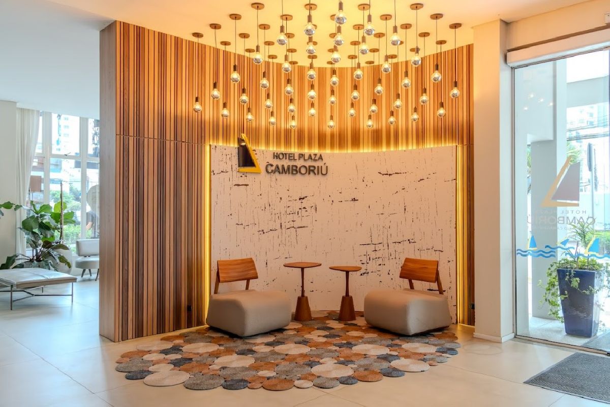 Redescubra o Hotel Plaza Camboriú, modernidade, elegância e conforto em cada detalhe, em ambientes totalmente renovados e pensados para o seu Bem-Estar Redescubra o Hotel Plaza Camboriú, modernidade, elegância e conforto em cada detalhe, em ambientes totalmente renovados e pensados para o seu Bem-Estar
