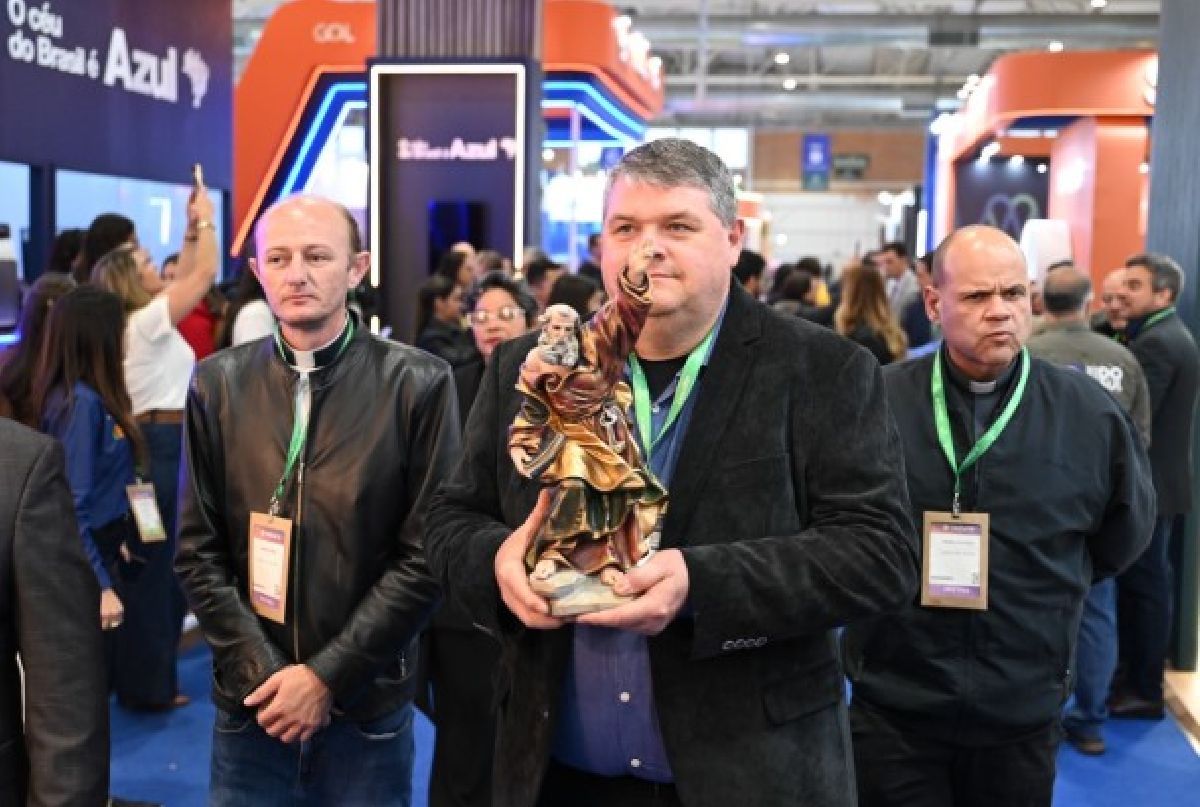 Padres abençoam Festuris com imagem de padroeiro no início da Feira