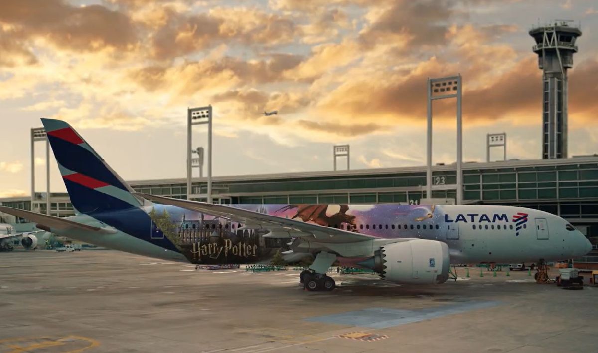 LATAM e Warner Bros. Discovery América Latina levam a magia de Harry Potter aos céus com aviões customizados e experiências a bordo