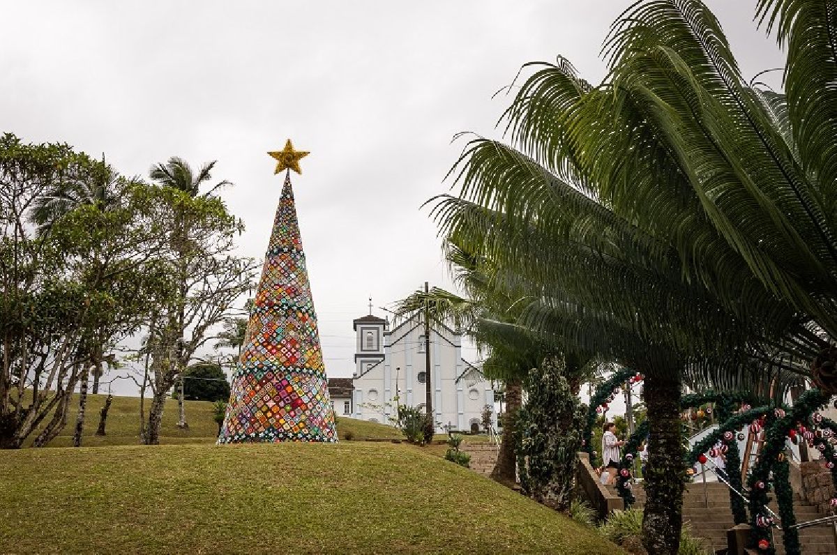 Maior árvore de crochê do Brasil está em Santa Catarina