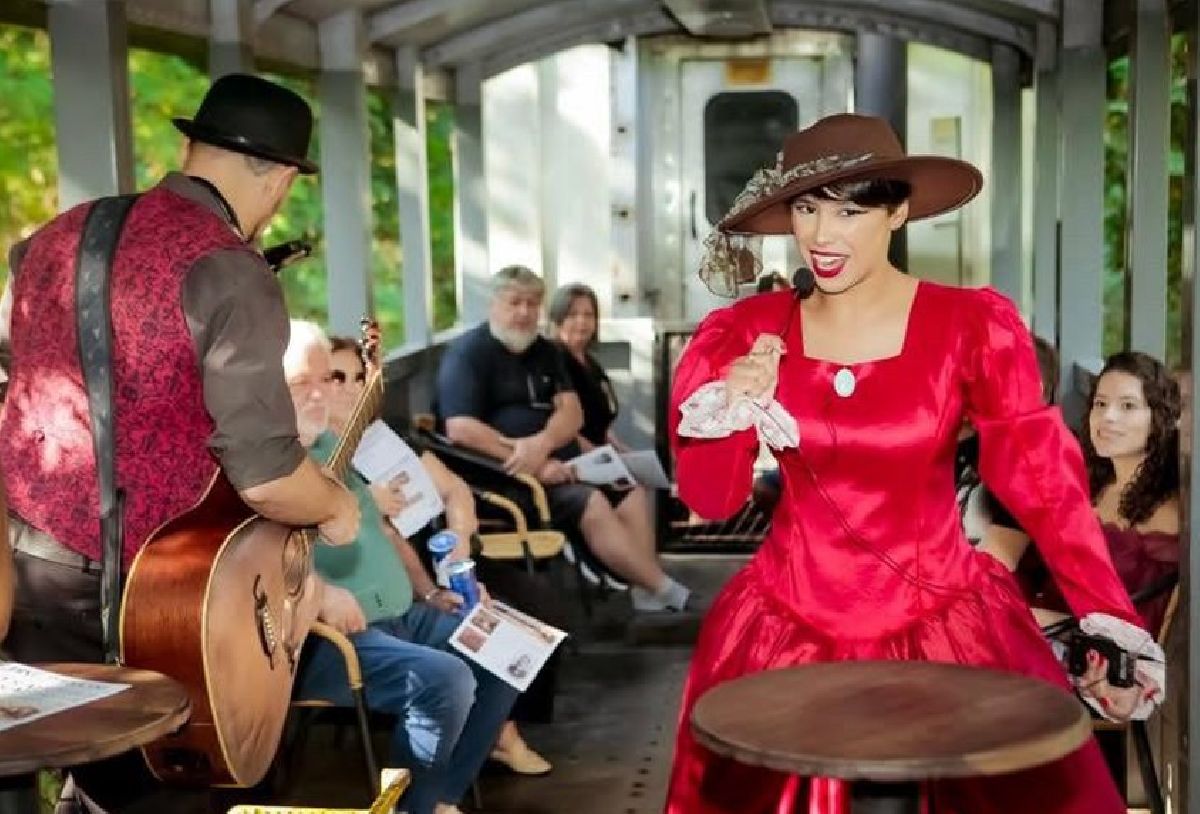Conheça o único trem turístico do Brasil que conta a história da Proclamação da República