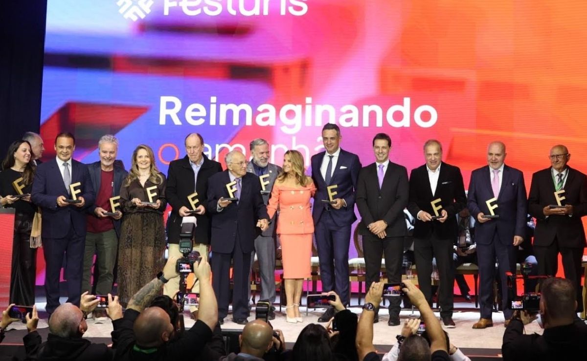 Gratidão e reconhecimento com o troféu Amigos do Festuris