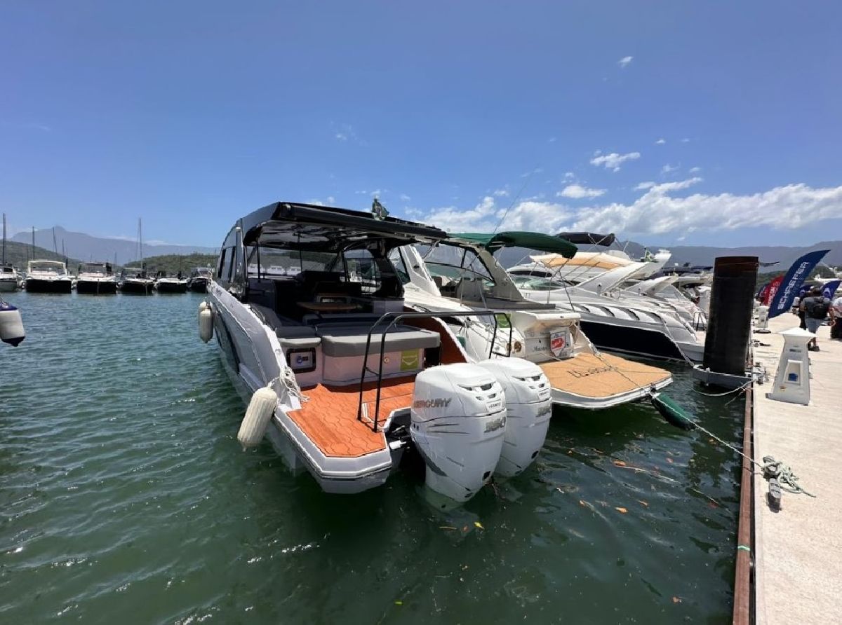 Salão de lanchas usadas no Brasil tem test drives e modelos de marcas renomadas