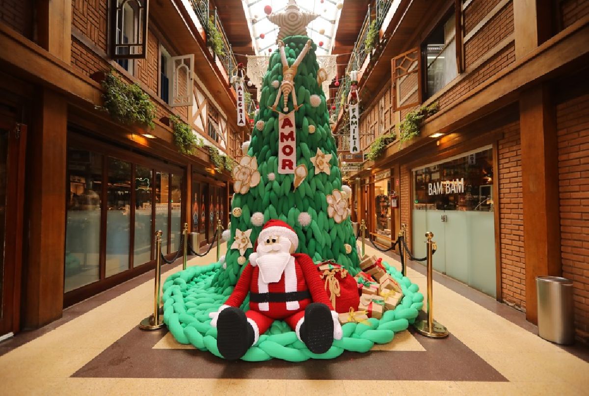 Anne Galante assina a decoração de Natal artesanal do Boulevard Genève em Campos do Jordão (SP)