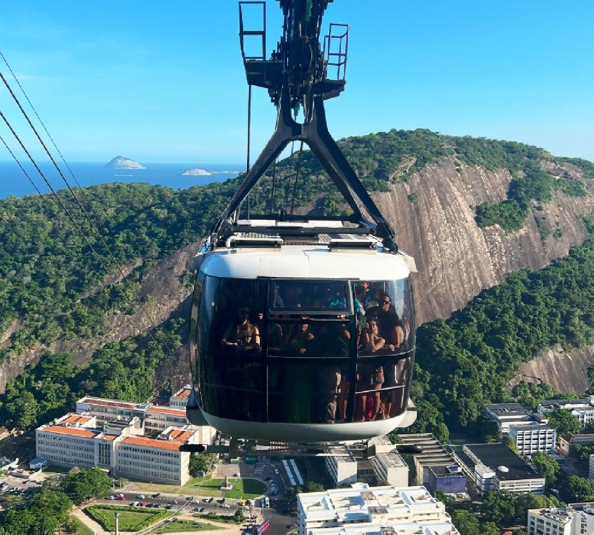 O último mês de 2025 tem Vila do Noel, música ao pôr do sol e encerramento de projeto social no Parque Bondinho Pão de Açúcar®