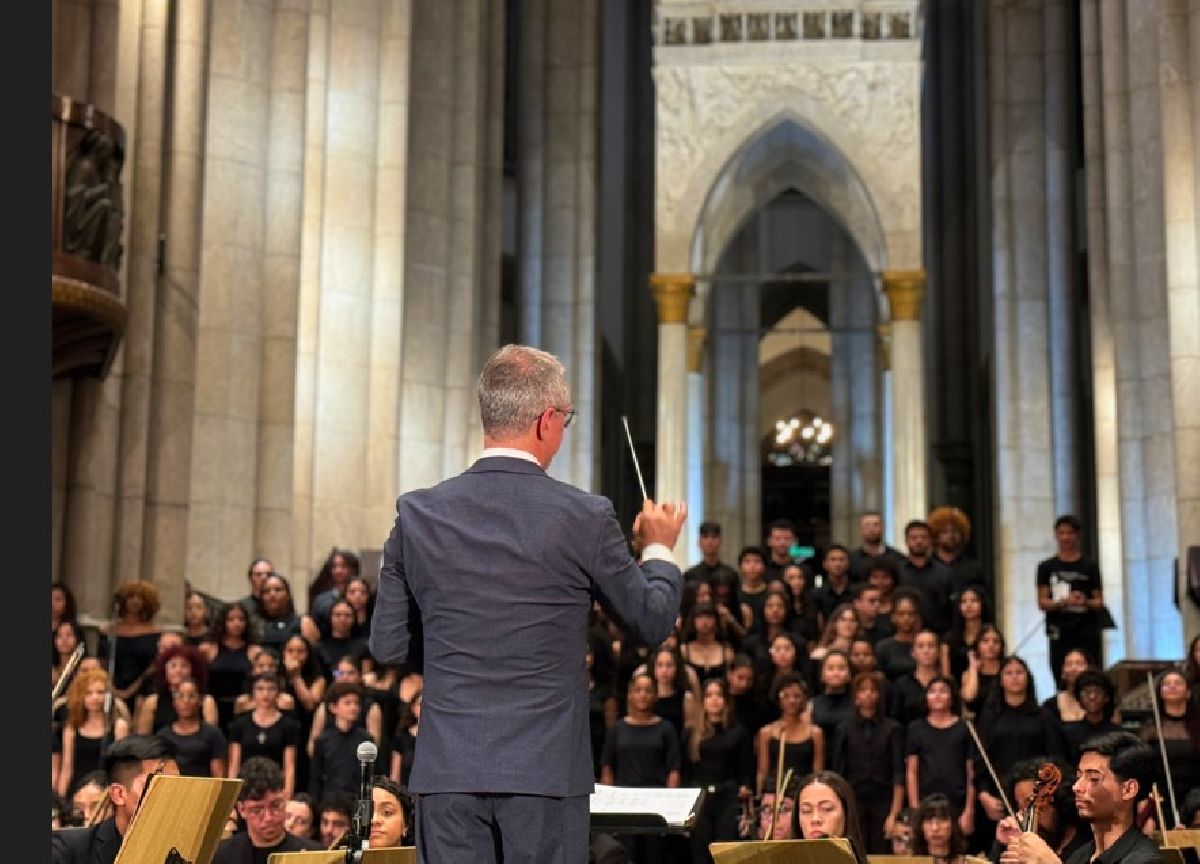 Baccarelli apresenta concerto natalino no Theatro Municipal de São Paulo com Orquestra Sinfônica Heliópolis e Coral Heliópolis