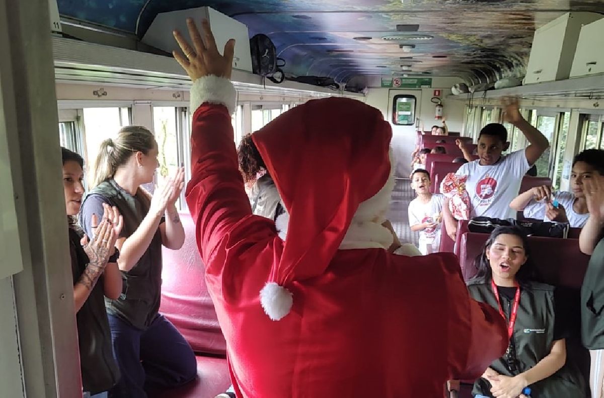 Trem do Natal leva 300 crianças para um dia especial na Serra do Mar Paranaense