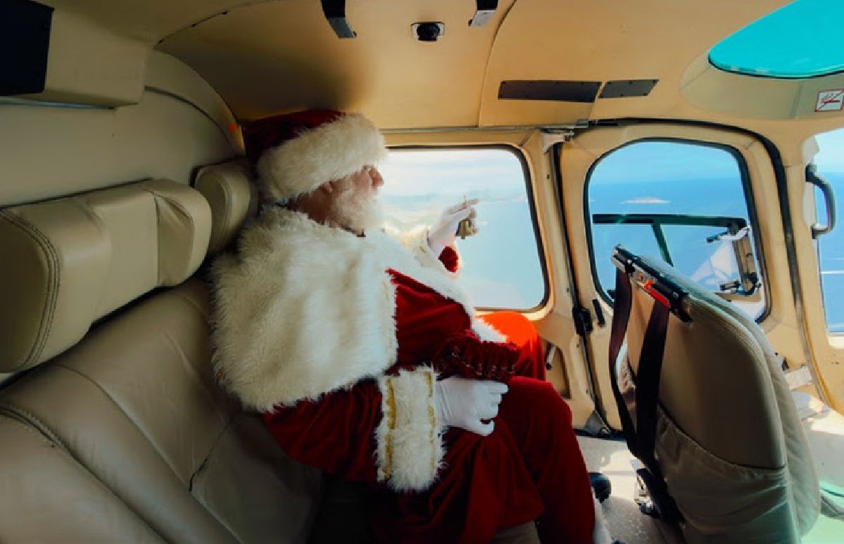 Papai Noel chega de helicóptero ao Morro da Urca e inaugura Natal do Parque Bondinho Pão de Açúcar®