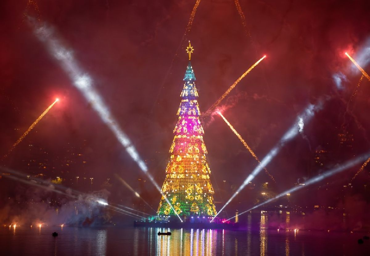 Árvore do Rio é acesa na Lagoa Rodrigo de Freitas (Rio de Janeiro)