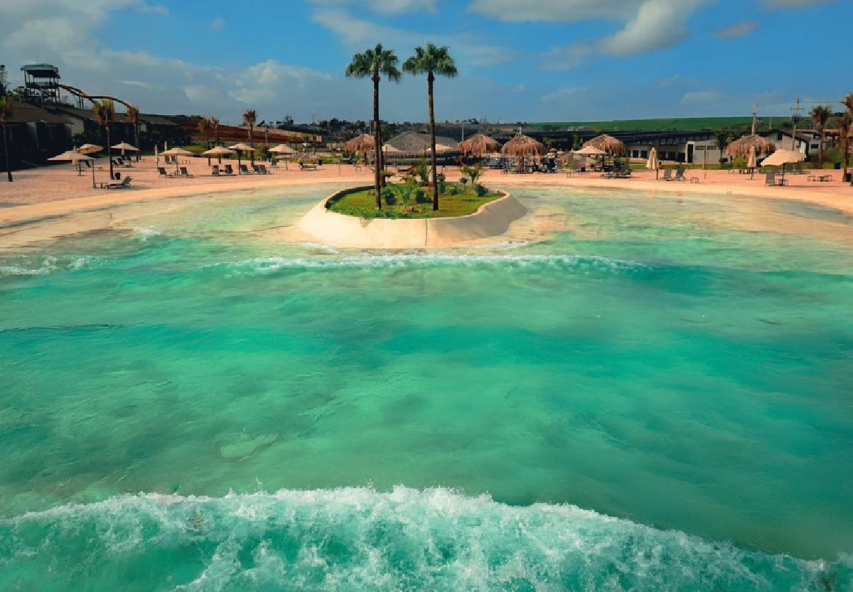 Praia com ondas e águas termais do Morro dos Anjos Resort atraem turistas