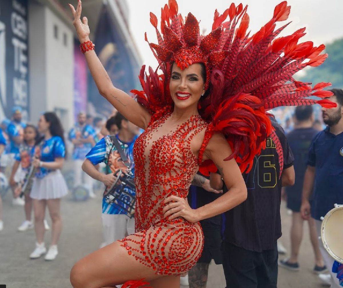 Carla Prata aposta em look exuberante e sensual em noite de festa do carnaval paulistano
