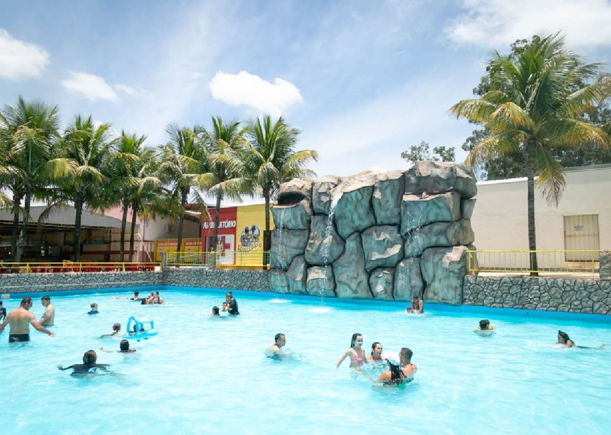 Clima de férias escolares e final de ano: Aproveite o Castelo Park Aquático