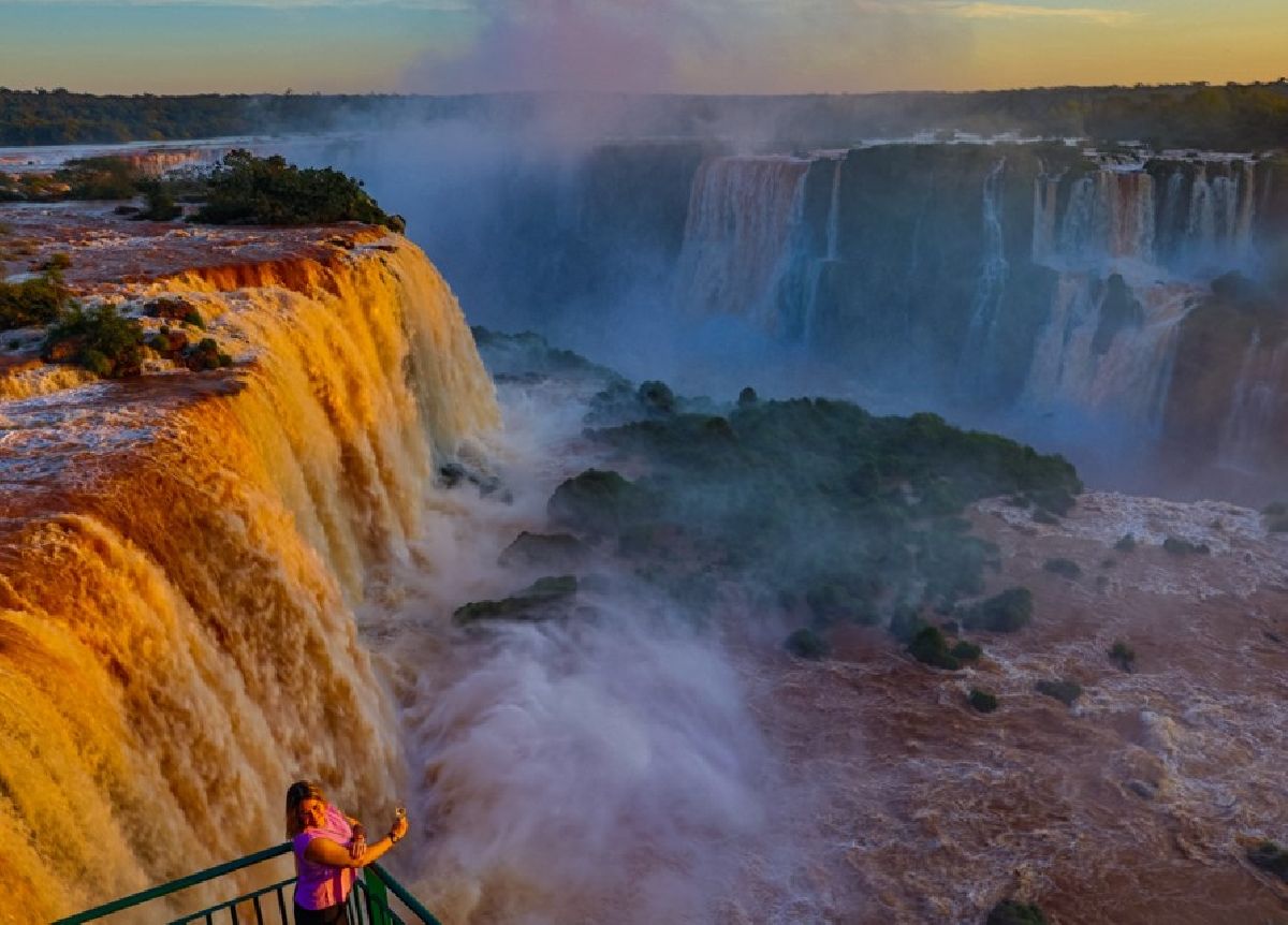 Temporada de verão no Parque Nacional do Iguaçu tem horário ampliado e experiências que começam no amanhecer e só terminam depois do sol se pôr