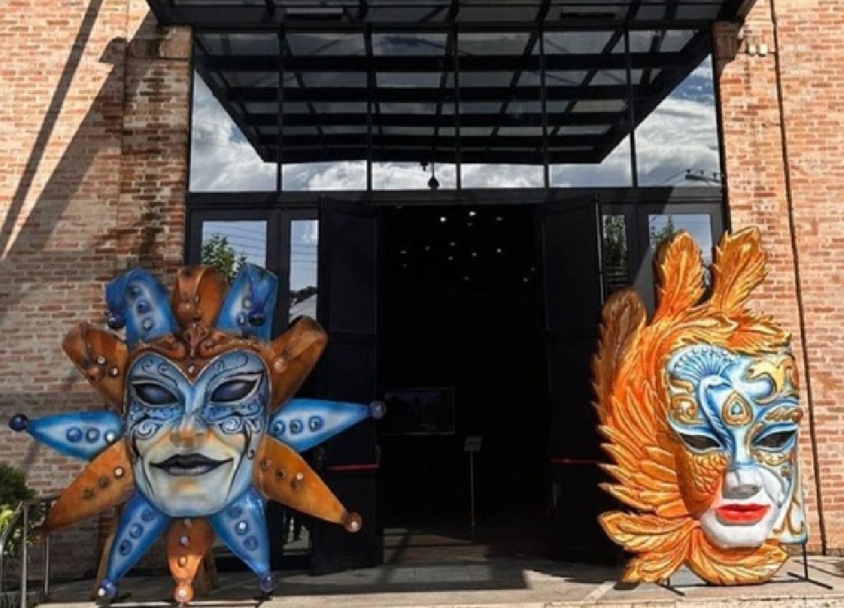 Máscaras gigantes da Dragões da Real transformam o Campos Hall em espetáculo carnavalesco em Campos do Jordão