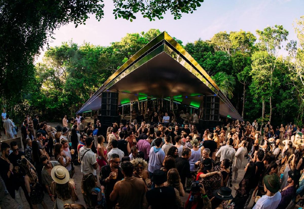 Trancoso atrai turistas internacionais com festival de música eletrônica no Carnaval