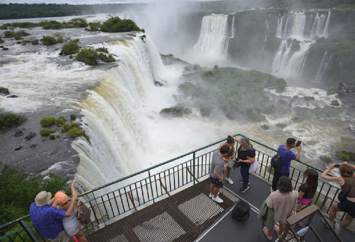 Carnaval nas Cataratas atrai mais de 38 mil pessoas para o Parque Nacional do Iguaçu