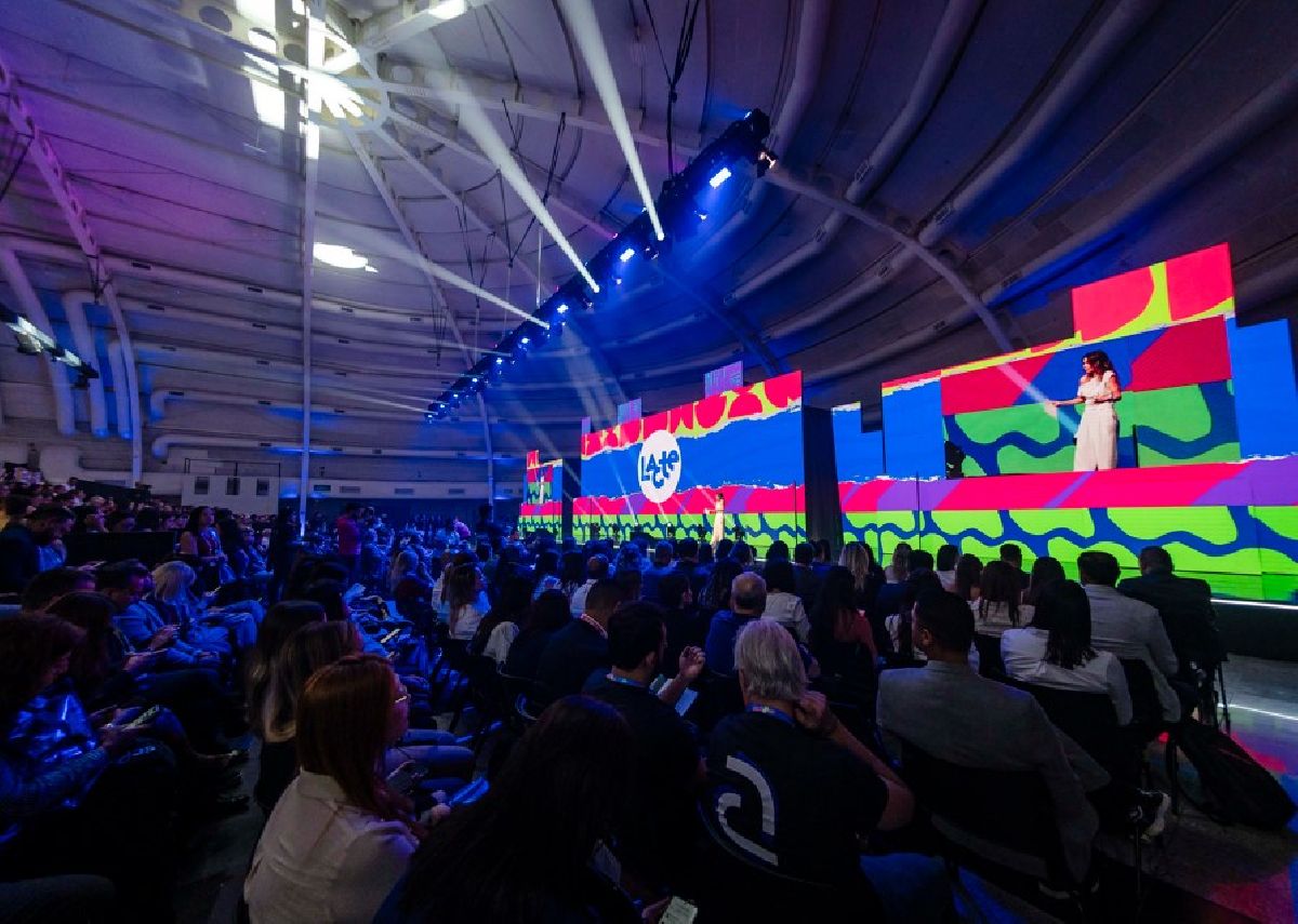 Abertura do LACTE tem apresentação circense e manifesto contra o feminicídio