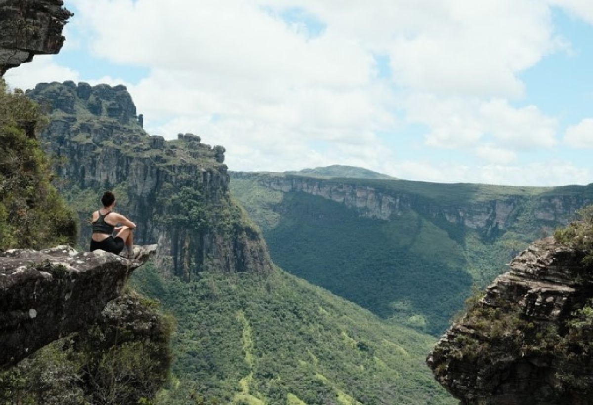 Ecoturismo no Brasil impulsiona viagens solo de mulheres com planejamento e rede de apoio