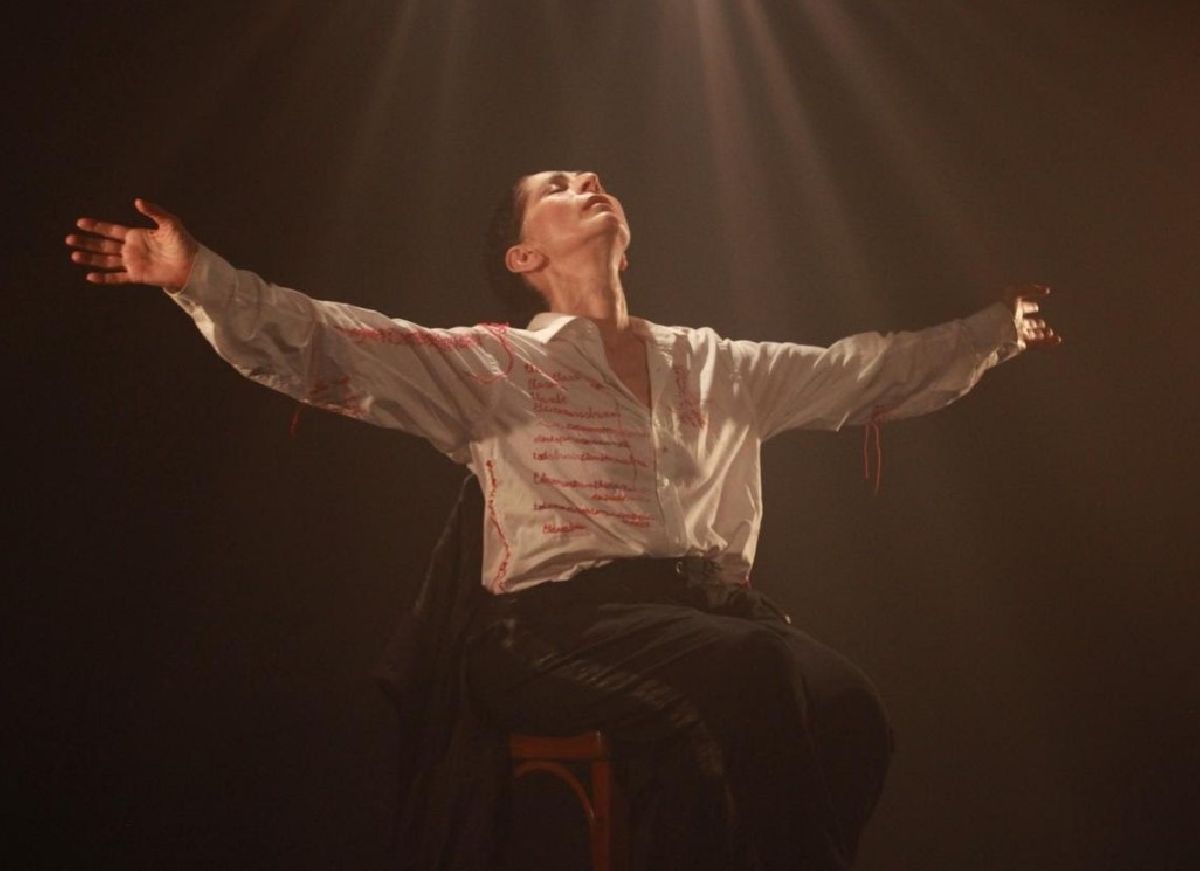 Mariana Muniz apresenta o solo Das Tripas: Sete Histórias com ingressos gratuitos no Teatro Paulo Eiró