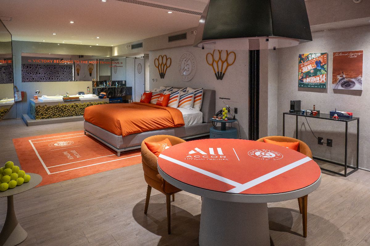 ALL Accor reforça parceria com Roland-Garros e Pullman Ibirapuera recebe nova suíte temática do torneio