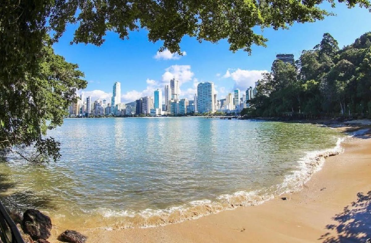 Feriado de Tiradentes deve levar ocupação hoteleira de Balneário Camboriú a 85%, com possibilidade de superar 90%