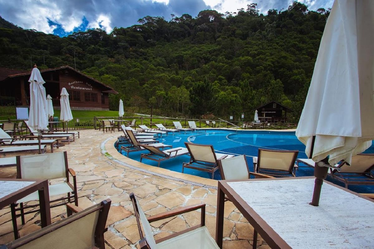 Le Canton oferece experiências exclusivas na Fazenda Suíça com open bar na área da piscina e happy hour com música ao vivo