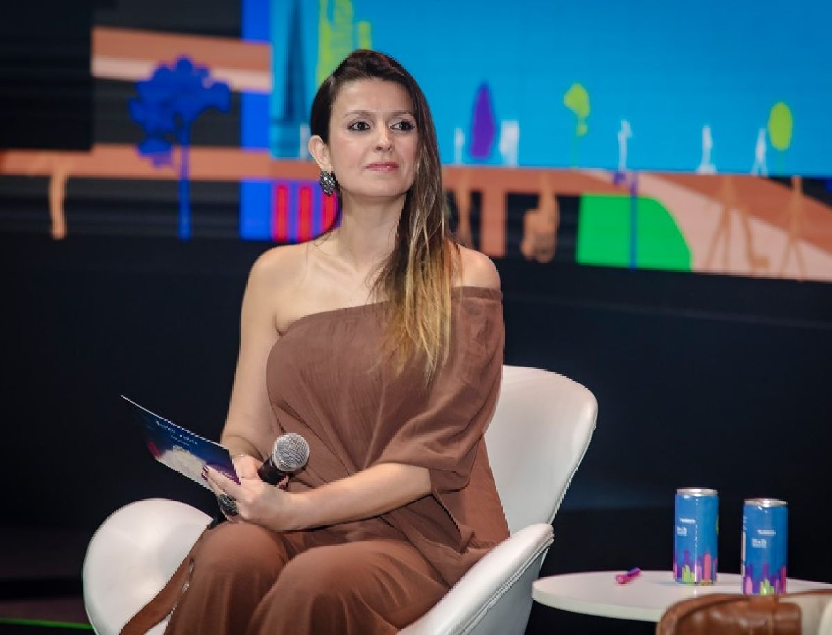 Thais Medina modera painel sobre protagonismo feminino em fórum com presença de Geraldo Alckmin e Michel Temer