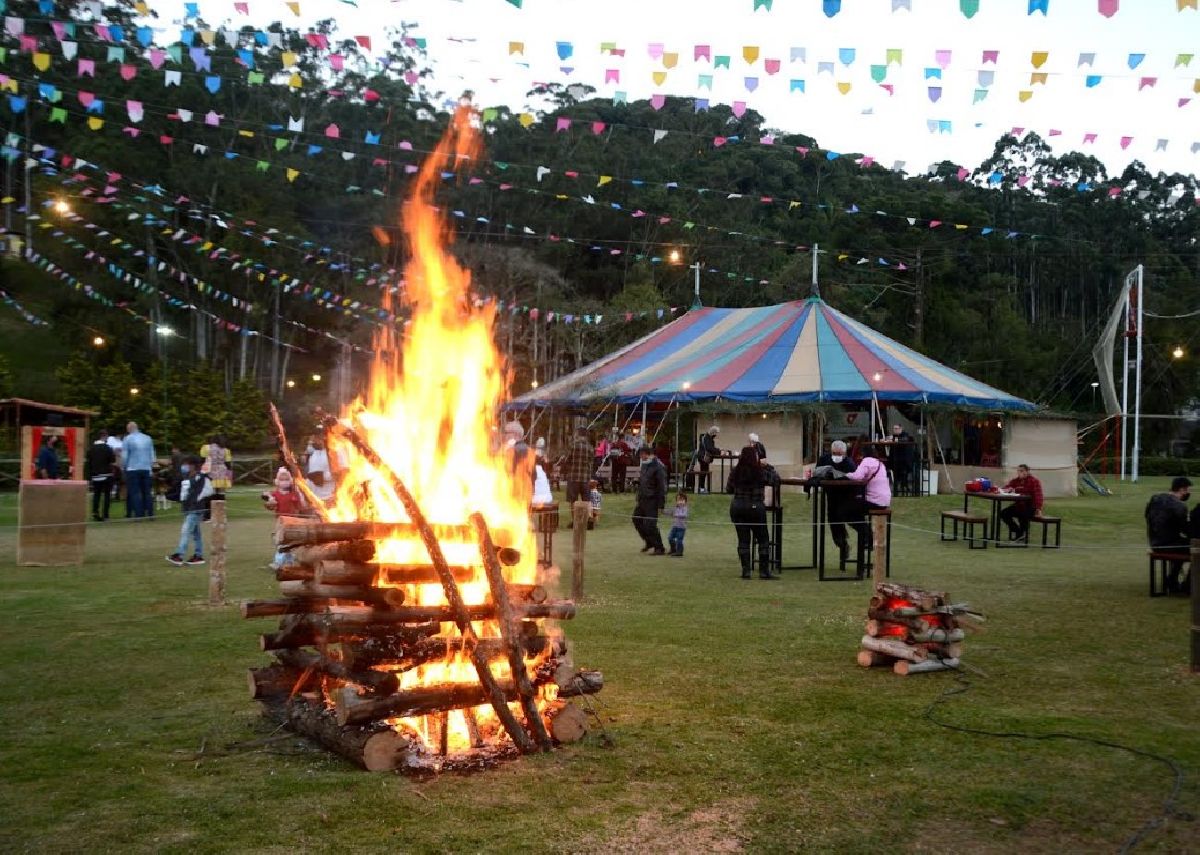 Fogo de Chão, BBQ e shows ao vivo são destaques na programação de agosto do resort Le Canton
