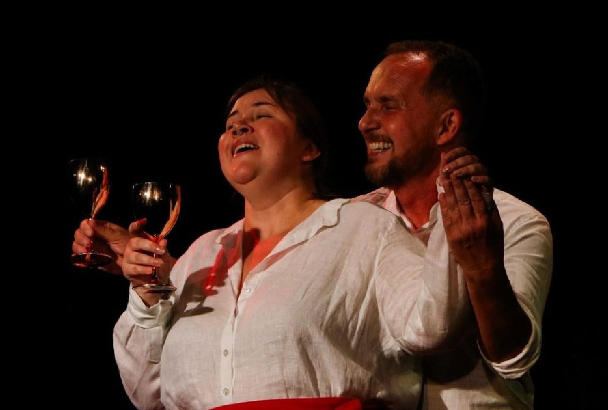 Thriller cômico DO RÉ MI FU -  O Mundo Fora da Escala ganha nova temporada popular no Teatro Alfredo Mesquita, de 4 a 20 de setembro