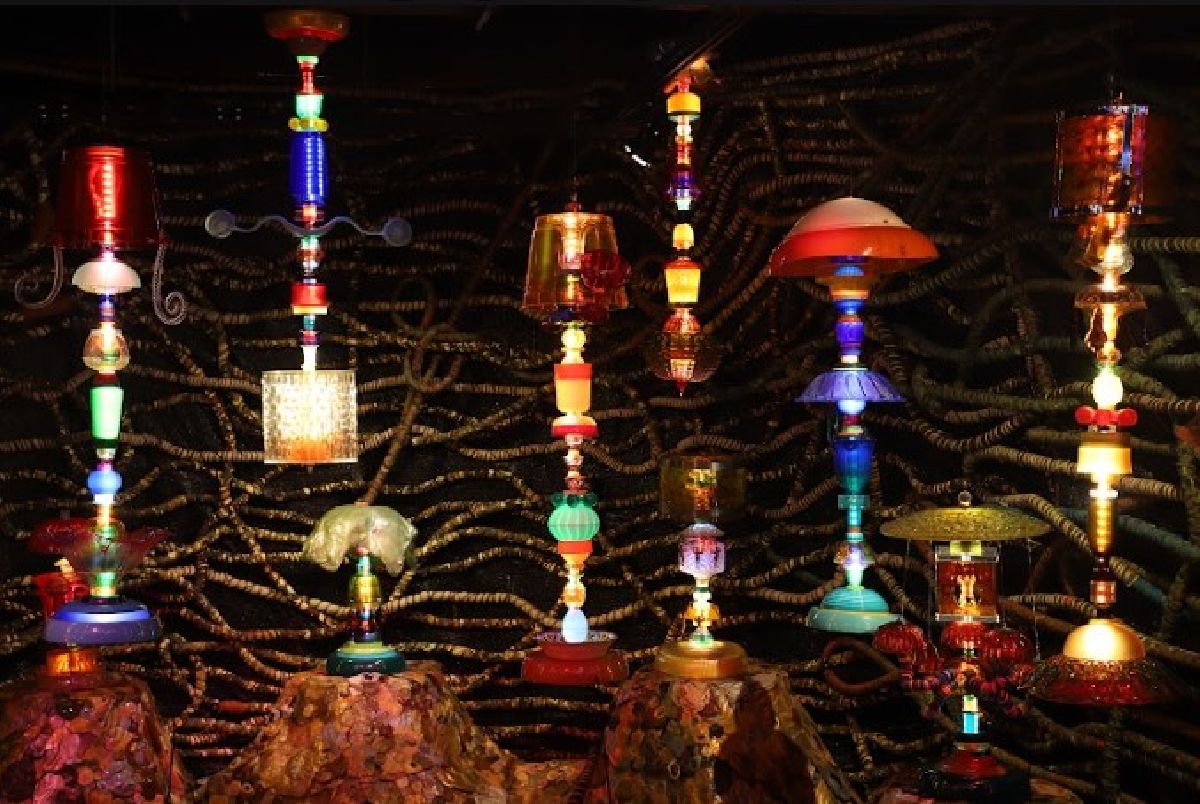Farol Santander São Paulo tem exposição inédita dos Pirilampos do Planeta com instalações criadas a partir de quatro toneladas de resíduos recicláveis   