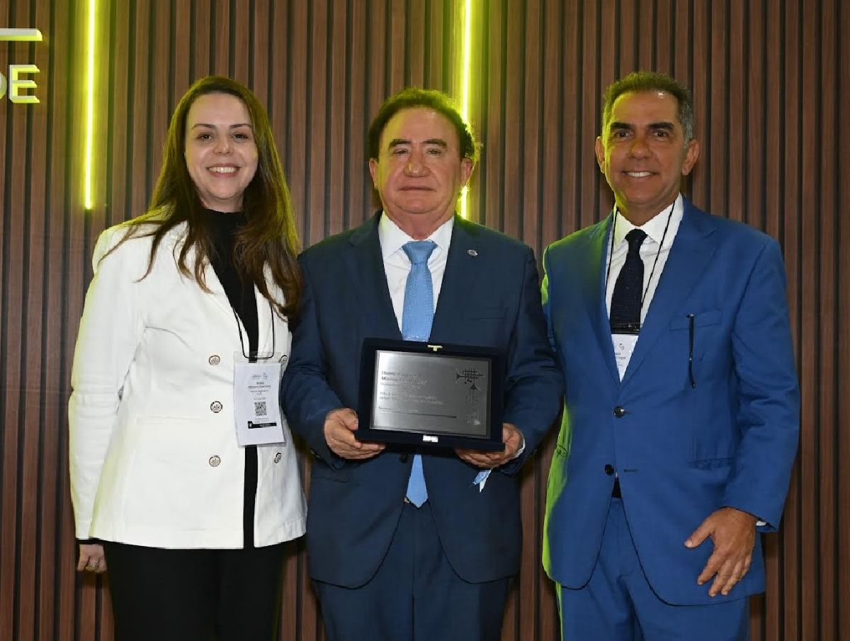 Manoel Linhares é homenageado pelo Ecad por iniciar aproximação entre a entidade e a hotelaria brasileira