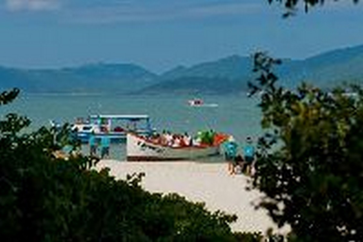  Desembarque de Turistas na Ilha do Campeche - Foto Acervo SANTUR - Florianópolis – Santa Catarina