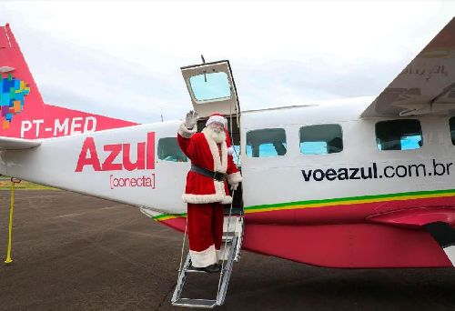 PAPAI NOEL RECEBE PRIMEIRO VOO DA AZUL LINHAS AÉREAS EM CANELA 