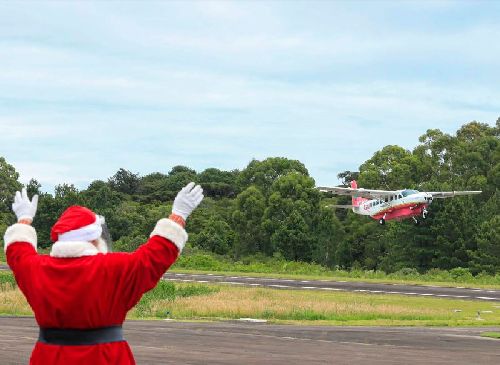 PAPAI NOEL RECEBE PRIMEIRO VOO DA AZUL LINHAS AÉREAS EM CANELA 