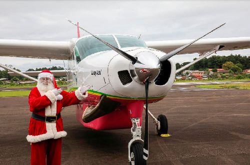 PAPAI NOEL RECEBE PRIMEIRO VOO DA AZUL LINHAS AÉREAS EM CANELA 