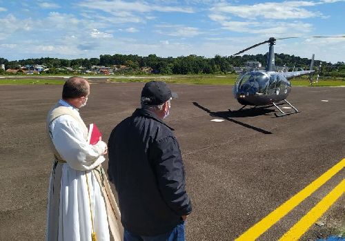 BÊNÇÃO EM SOBREVOO DE HELICÓPTERO MARCA 76 ANOS DE CANELA 