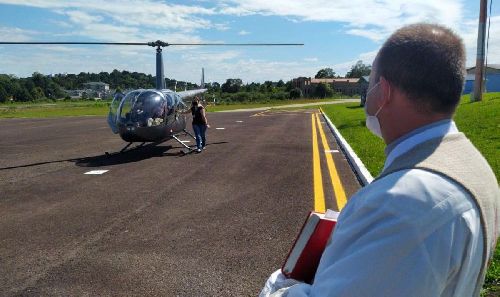 BÊNÇÃO EM SOBREVOO DE HELICÓPTERO MARCA 76 ANOS DE CANELA 