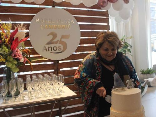 HOTEL PLAZA CAMBORIÚ CELEBRA 25 ANOS EM BALNEÁRIO CAMBORIÚ: EMPREENDIMENTO É UM  ÍCONE DA AV. BRASIL 